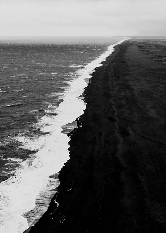 Black Beach Aerial Poster / Bianco e nero  presso Desenio AB (10237)