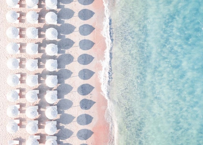 – Poster di una spiaggia contenente lettini e ombrelloni