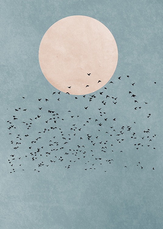  – Illustrazione grafica di una luna rosa e un cielo blu che fanno da sfondo a uno stormo di uccelli