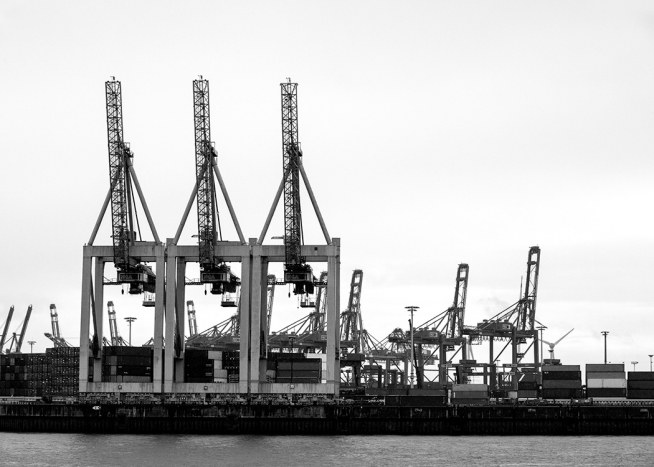 Port of Hamburg Poster / Foto bianco e nero presso Desenio AB (11394)