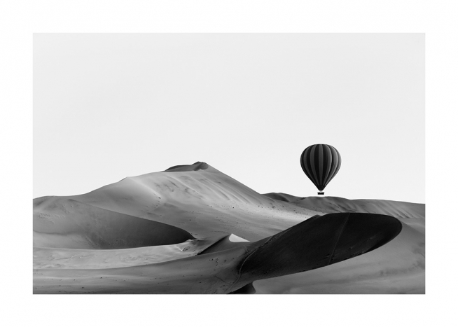 Hot Air Balloon Over Dunes Poster / Natura presso Desenio AB (11488)