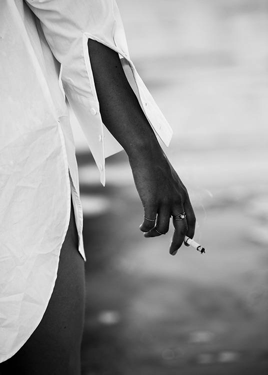 – Fotografia in bianco e nero di una ragazza che tiene una sigaretta vicino all''acqua