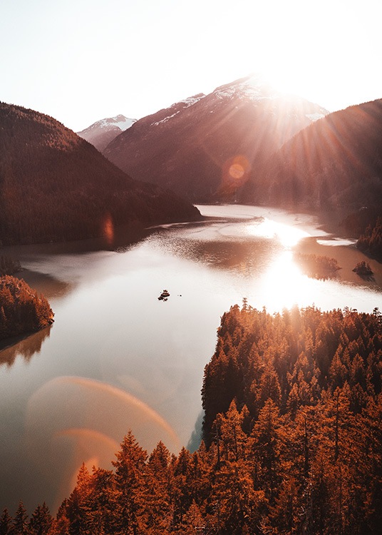  – Fotografia di una foresta rossa e un lago al tramonto
