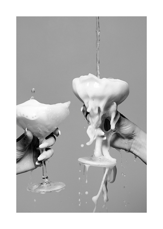 Pouring Champagne Poster / Bianco e nero  presso Desenio AB (11913)