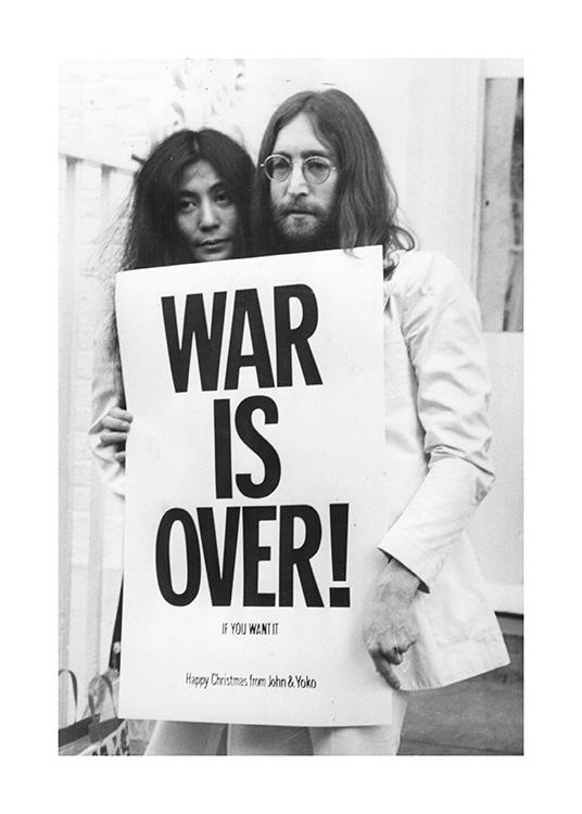  – Fotografia in bianco e nero di John Lennon e Yoko Ono con un cartello di protesta