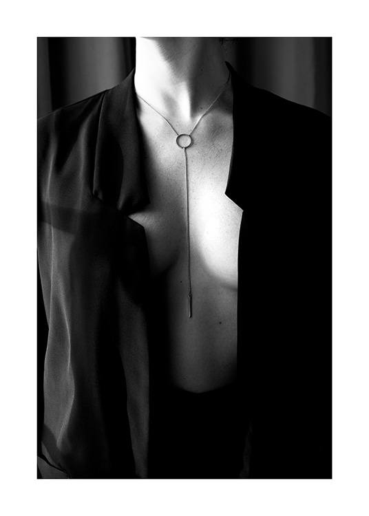Woman With Necklace Poster / Bianco e nero  presso Desenio AB (12017)
