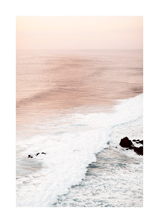  – Fotografia di onde e un oceano rosa con un cielo rosa chiaro sullo sfondo