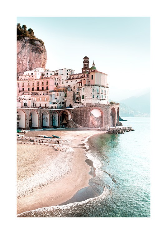  – Località sul mare e spiaggia di sabbia lungo la Costiera Amalfitana in Italia