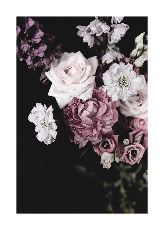  - Bouquet di fiori rosa, viola e bianchi su sfondo scuro