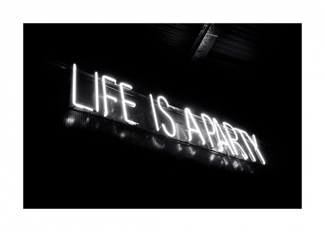  - Fotografia in bianco e nero di un’insegna al neon con il testo Life is a party