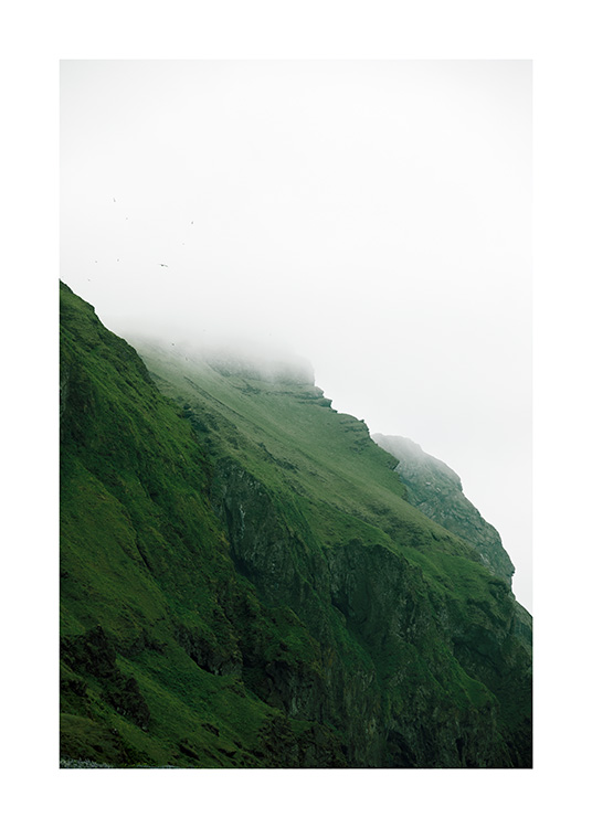  - Fotografia di un paesaggio verde avvolto nella nebbia in Islanda