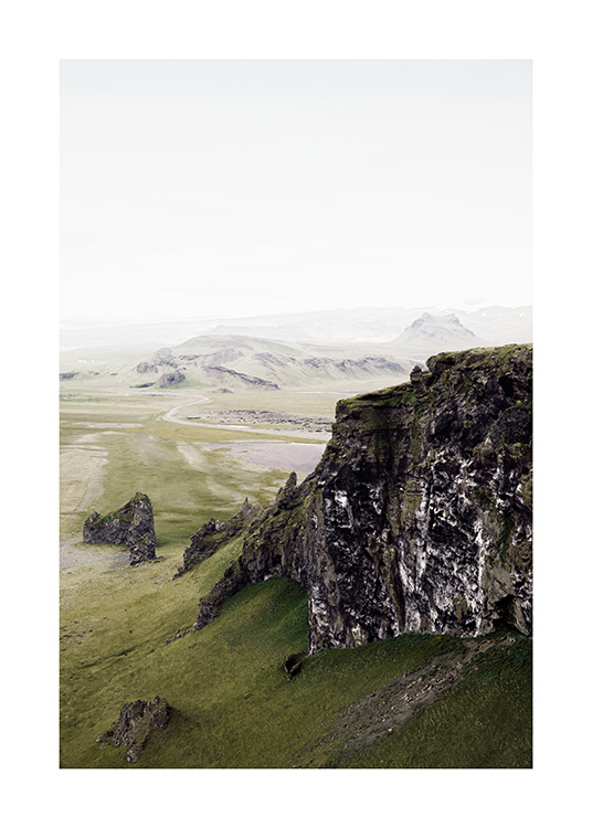  - Fotografia di un paesaggio verde con montagne rocciose e rocce