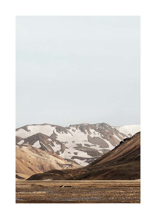 - Fotografia di un paesaggio con montagne innevate in Islanda