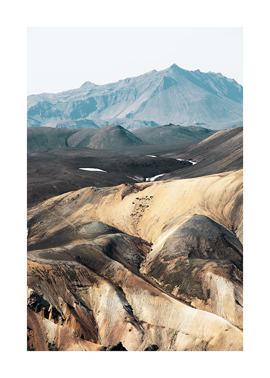 - Fotografia di un paesaggio in Islanda con catene montuose