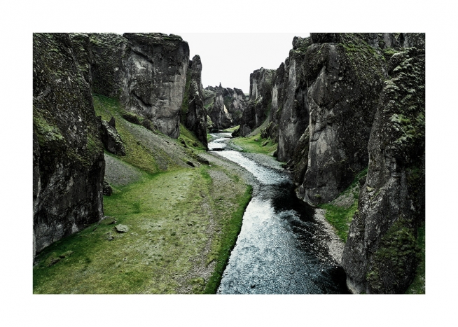  - Fotografia del canyon Fjadrargljufur con un fiume e un paesaggio verde