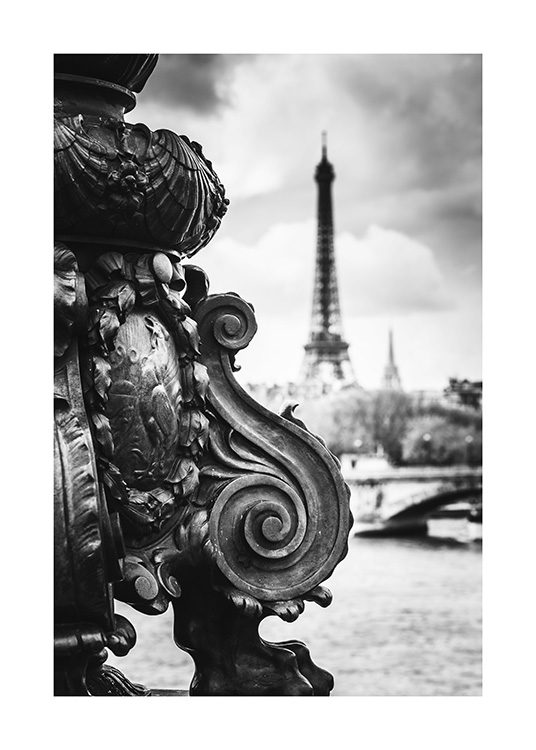  - Fotografia in bianco e nero dei dettagli di un ponte con la Torre Eiffel sullo sfondo