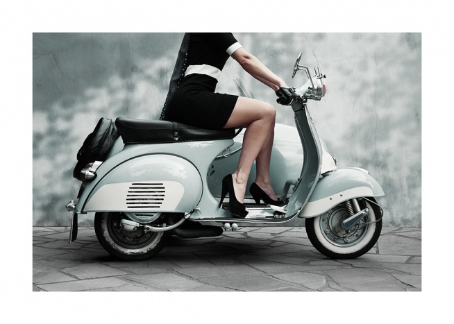  - Fotografia di una donna in abito nero su uno scooter vintage in tonalità pastello