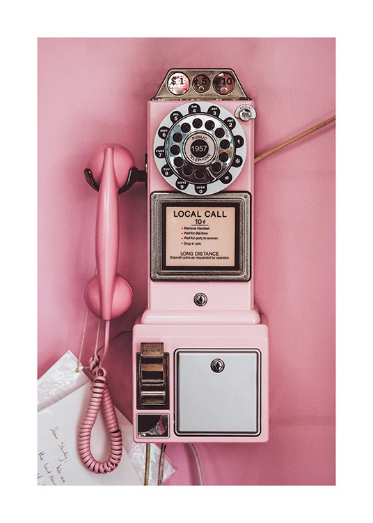 - Fotografia di un telefono a pagamento rosa in stile retrò, su sfondo rosa