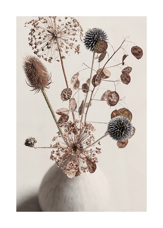  - Stampa botanica con fotografia di un bouquet di fiori secchi marroni in un vaso beige 