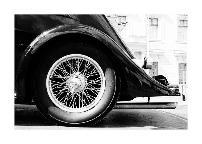  – Fotografia in bianco e nero di una ruota di un’auto d’epoca
