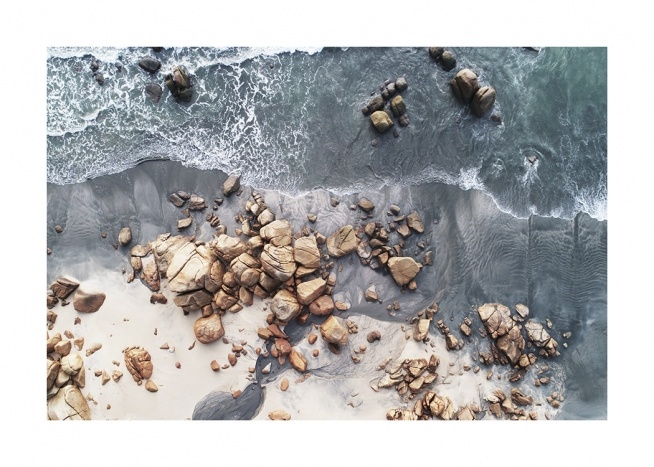  – Fotografia dall'alto della riva di una spiaggia con rocce e massi