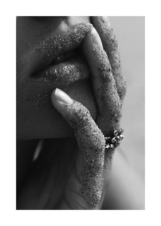  – Primo piani in bianco e nero di una donna con labbra e dita coperte di sabbia