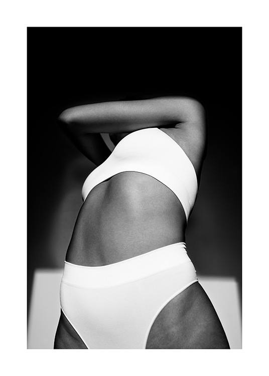  - Fotografia in bianco e nero di una donna che indossa intimo bianco