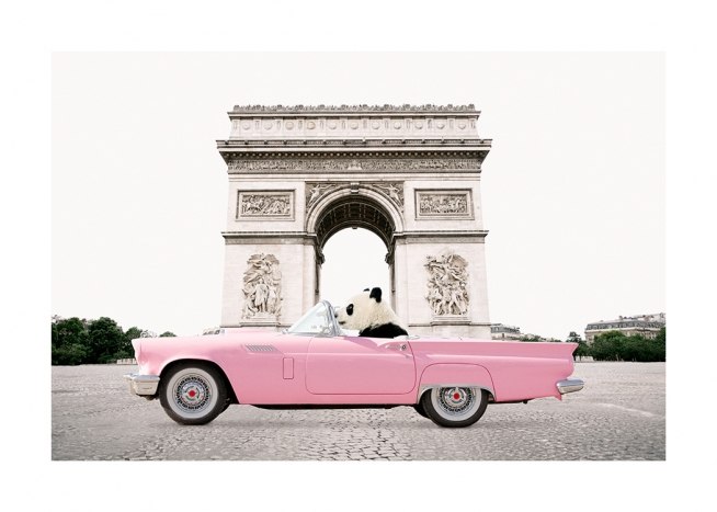  - Fotografia di un panda che guida una decappottabile rosa davanti all'Arco di Trionfo di Parigi
