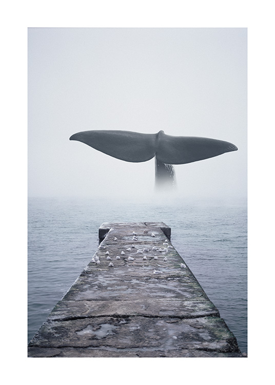  - Fotografia di una coda di balena nell’oceano e un molo che conduce all’oceano