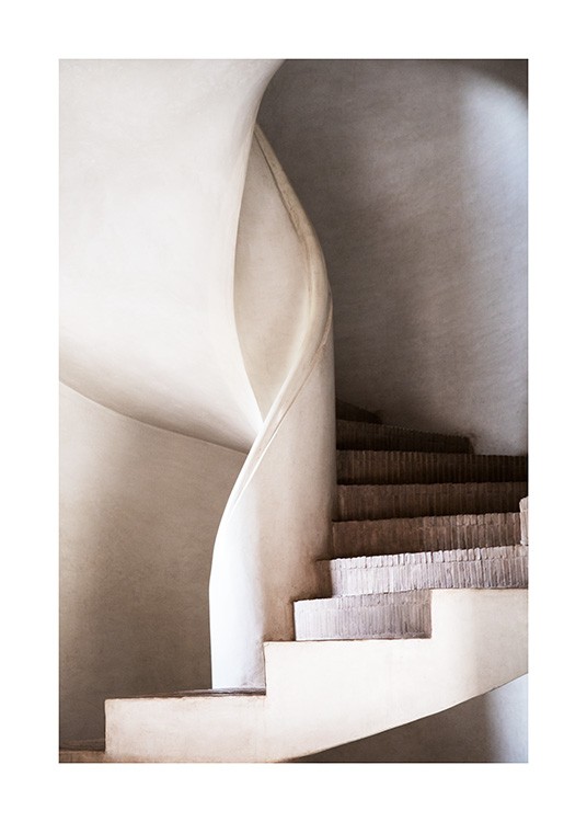  - Fotografia di una scala a chiocciola bianca con gradini in mattoni