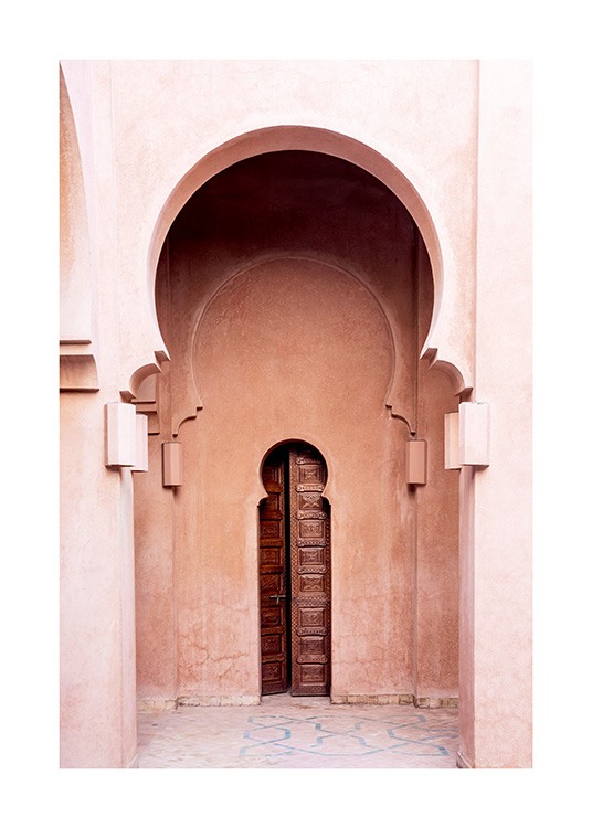  - Fotografia di un edificio rosa con archi moreschi e una stretta porta marrone al centro