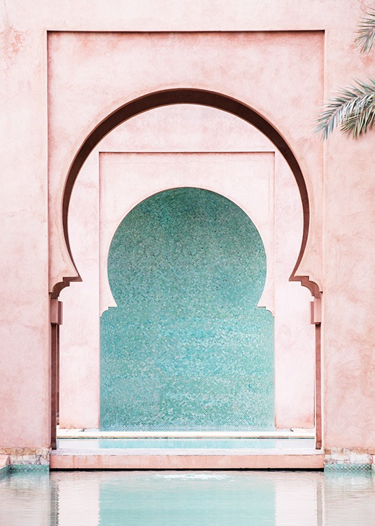  - Fotografia di una parete blu incorniciata da archi moreschi rosa