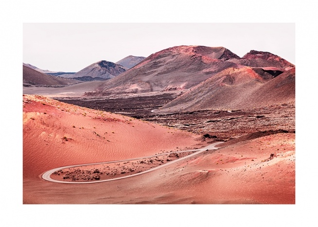  – Fotografia di sabbia rossa in un paesaggio vulcanico con montagne sullo sfondo