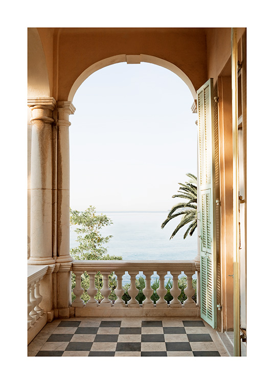  – Fotografia dell’arco di un balcone con le palme e l'oceano sullo sfondo