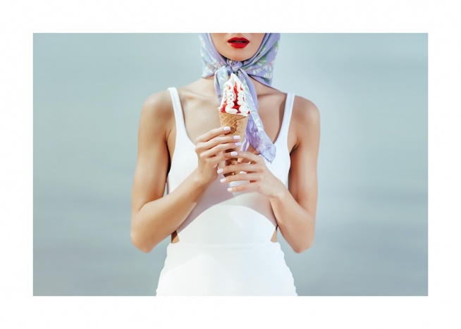  – Fotografia retrò di una donna che tiene un cono gelato in mano e indossa un costume intero bianco e un foulard blu
