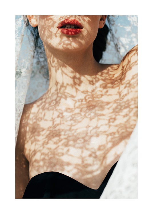  – Fotografia di una donna con l’ombra di un velo di pizzo sul petto e sul viso
