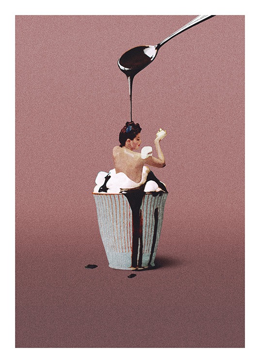  – Fotografia di una donna che fa il bagno in una tazza con salsa al cioccolato e panna montata