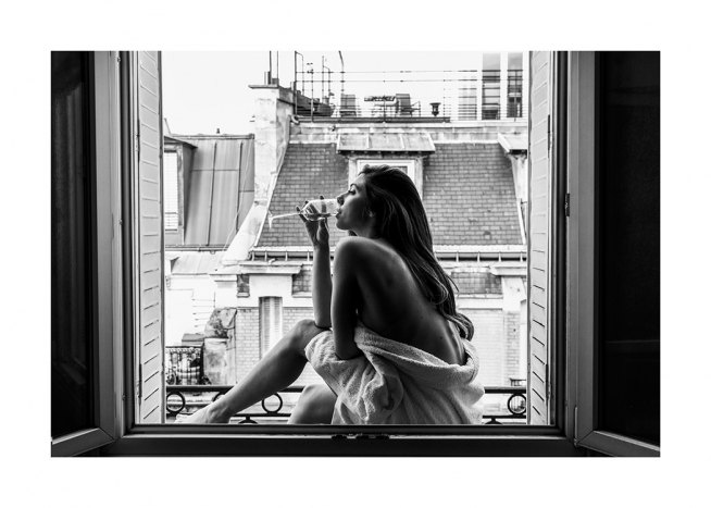- Fotografia in bianco e nero di una donna seduta sul davanzale di una finestra che sorseggia un bicchiere di vino