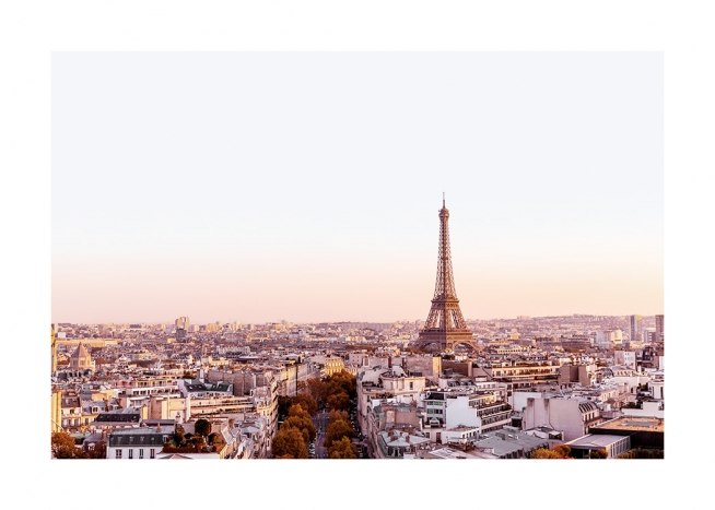  – Fotografia di Parigi all’alba con edifici e la Torre Eiffel