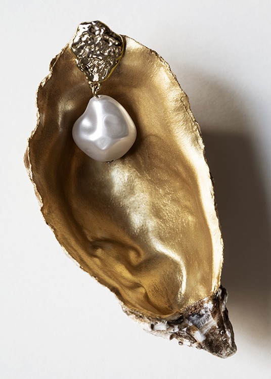  – Fotografia di una conchiglia con l'interno dipinto in color oro e un orecchino di perle nella parte superiore