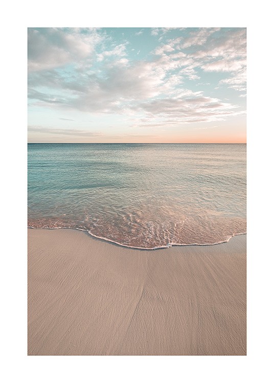  – Fotografia di un oceano immobile e una spiaggia, con un cielo blu e nuvole sullo sfondo