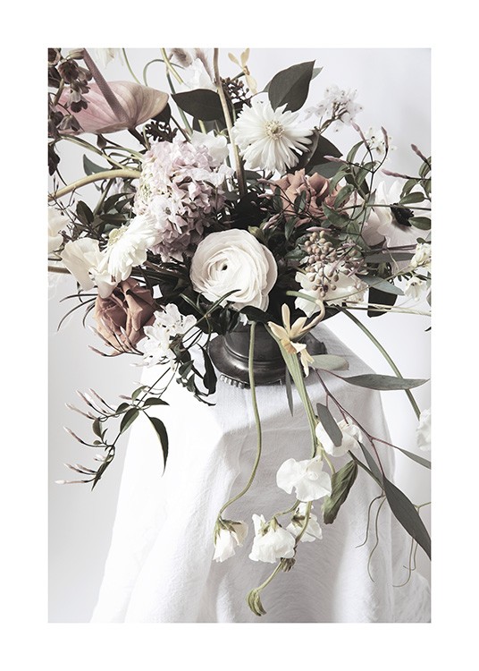  – Fotografia di un bouquet con fiori bianchi e rosa