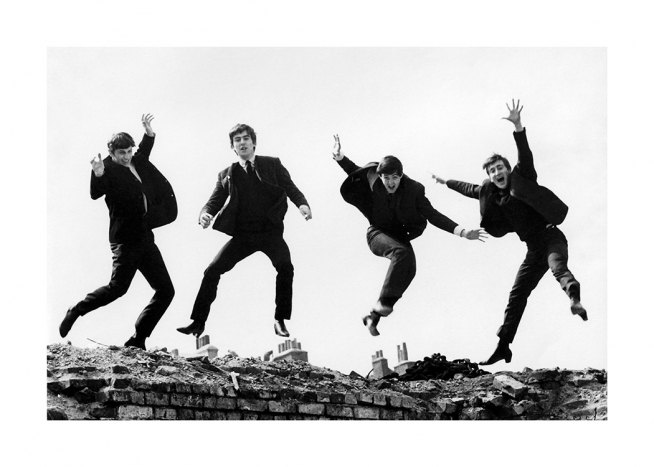  – Fotografia in bianco e nero dei Beatles che spiccano un salto