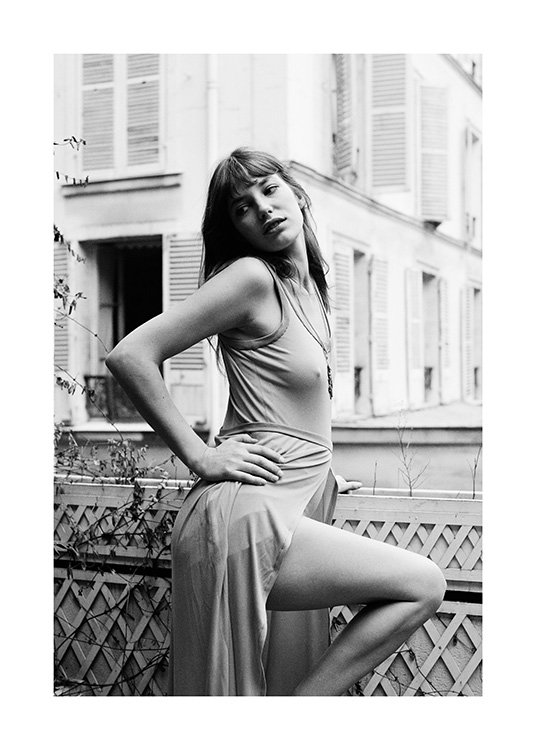  – Fotografia in bianco e nero di Jane Birkin in piedi su un balcone, con una mano sull'anca