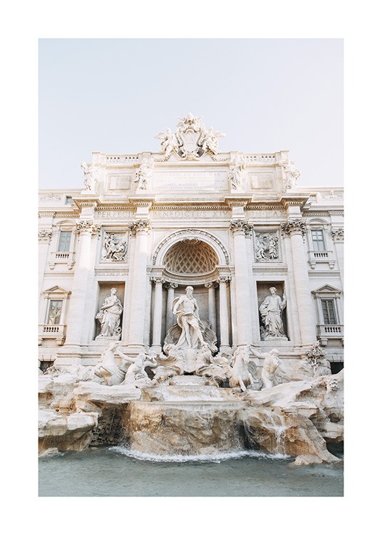  – Fotografia di una fontana beige con sculture piena d’acqua