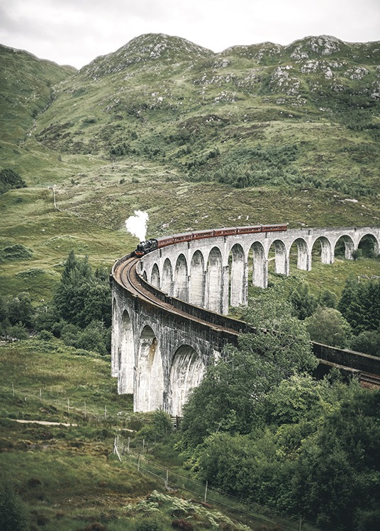  – Fotografia del viadotto di Glenfinnan e un treno immersi in un paesaggio verdeggiante