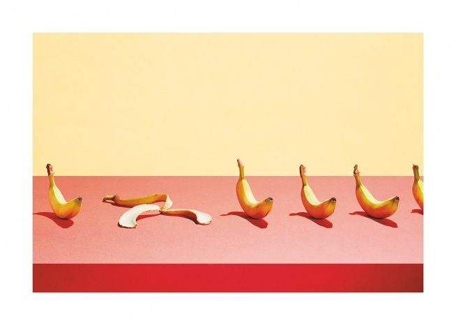  – Fotografia di una fila di banane su un tavolo rosa su sfondo giallo