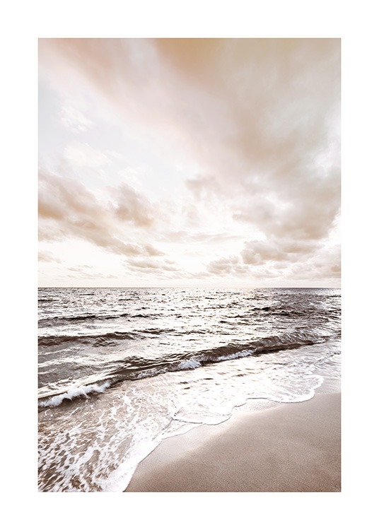  – Fotografia di un oceano placido con una spiaggia in primo piano e nuvole sullo sfondo