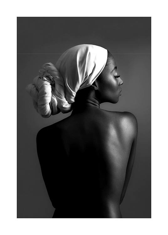 – Fotografia in bianco e nero di una donna di spalle con i capelli avvolti in una grande foulard