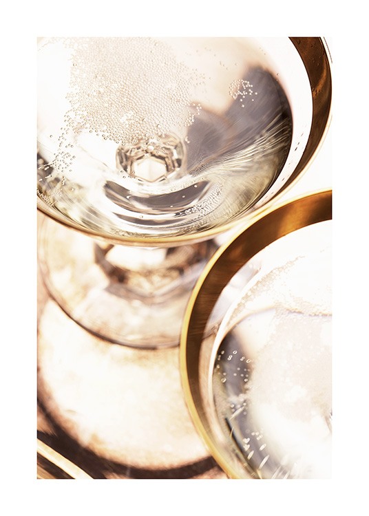  – Primo piano di coppe da champagne con bordo dorato e champagne con bollicine